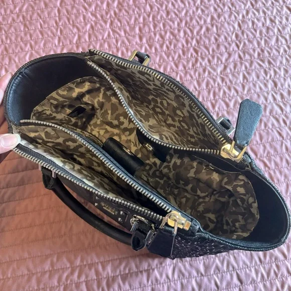 Guess Brand Purse - Picture 3 of 10